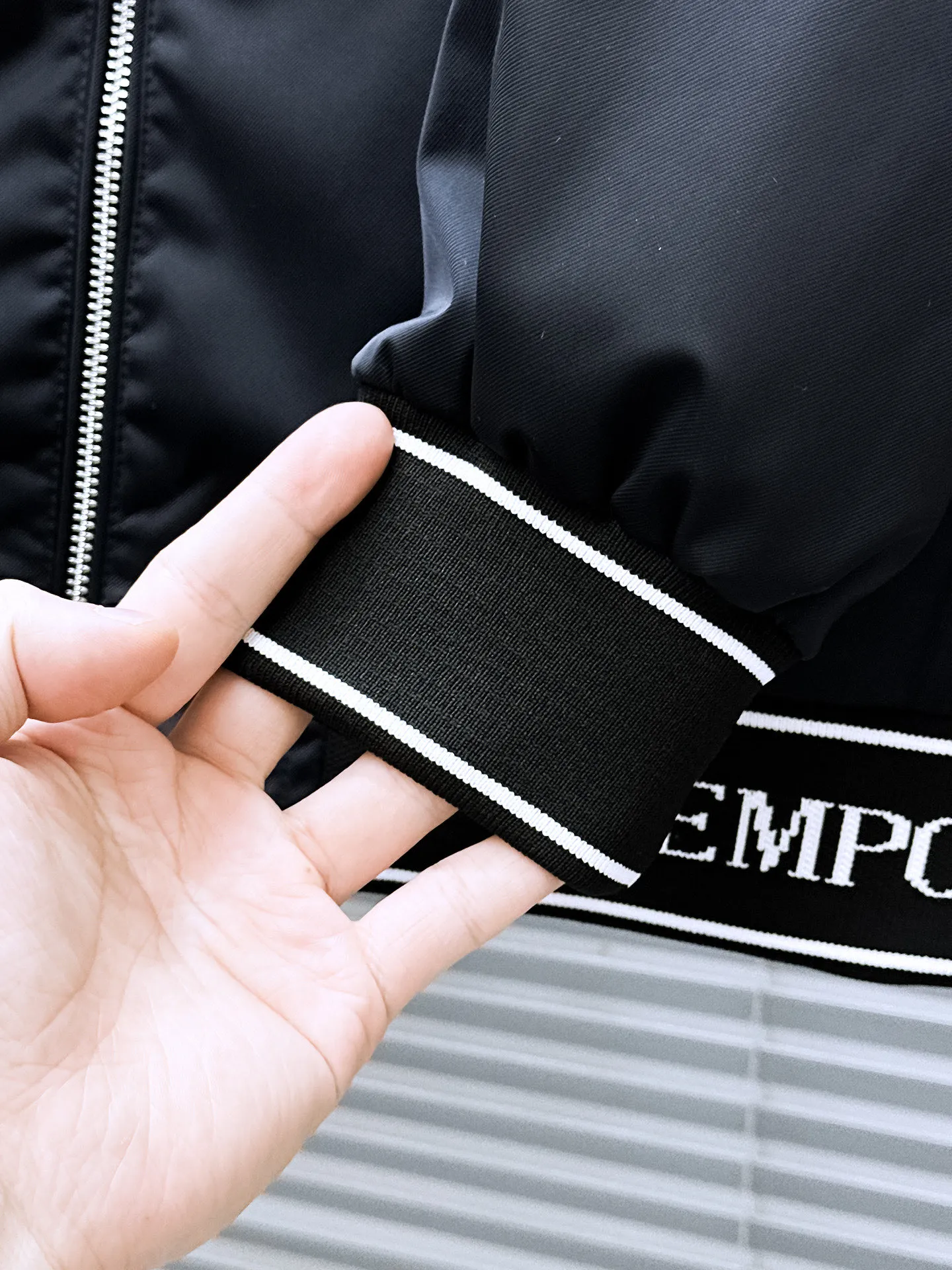 Armani official website Same Style, complete with three labels, on sale in advance. 2026 Autumn and Winter New Arrival men's jacket, Original with complete three labels, Premium version. Custom-made fabrics at the counter. Breathable, high comfort, impeccable details, brand element design concept, reflecting high quality. It feels delicate and soft, presents a casual cut, and has a great upper body shape. Sizes: M～3XL